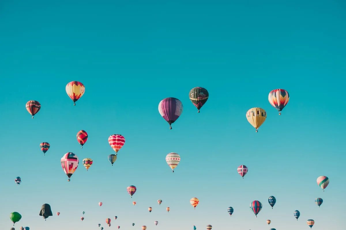 Hőlégballonok tiszta kék égbolton